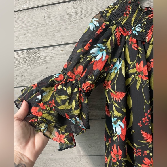 CeCe Black Blue Red Floral Ruffle Off the Shoulder Blouse Sz Medium - Picture 3 of 11